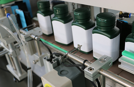 三角瓶多側(cè)面貼標(biāo)機(jī)