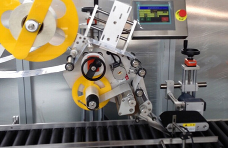 臥式香腸貼標機