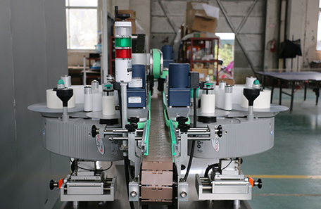 礦泉水雙面貼標機