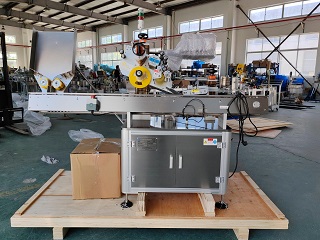 2025.7.3拉脫維亞斜臥式不干膠貼標機